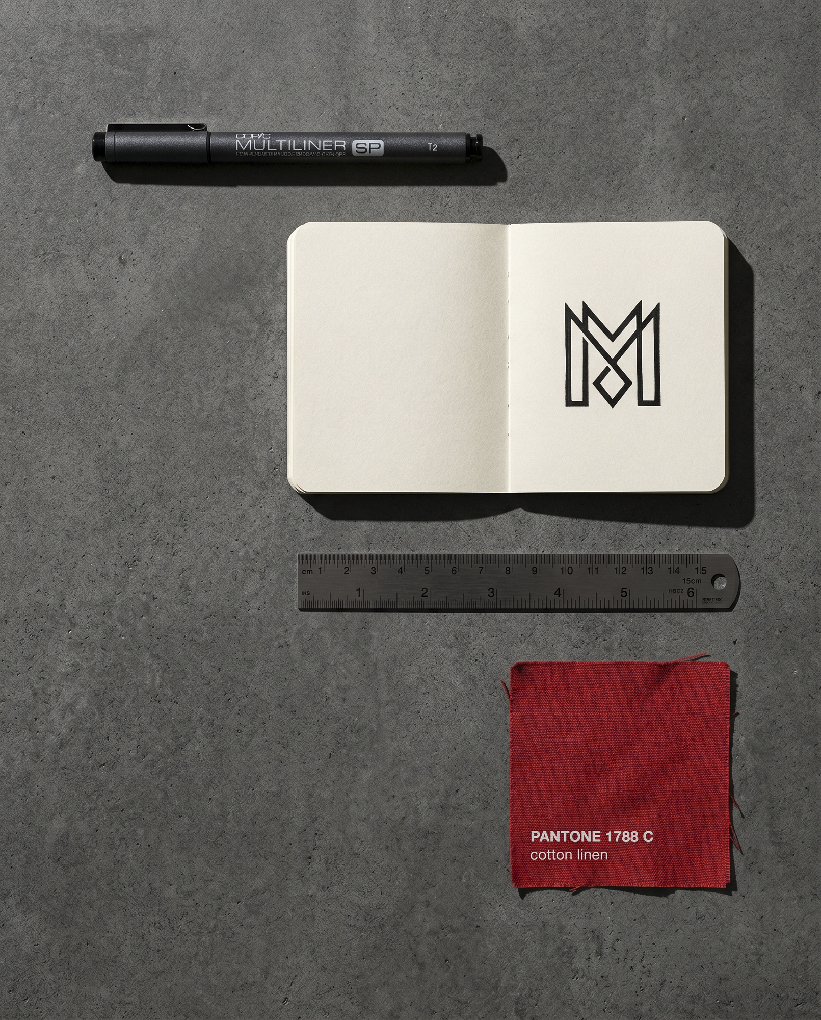 Werkzeuge und Skizze auf dem Arbeitstisch — Loft3 Atelier