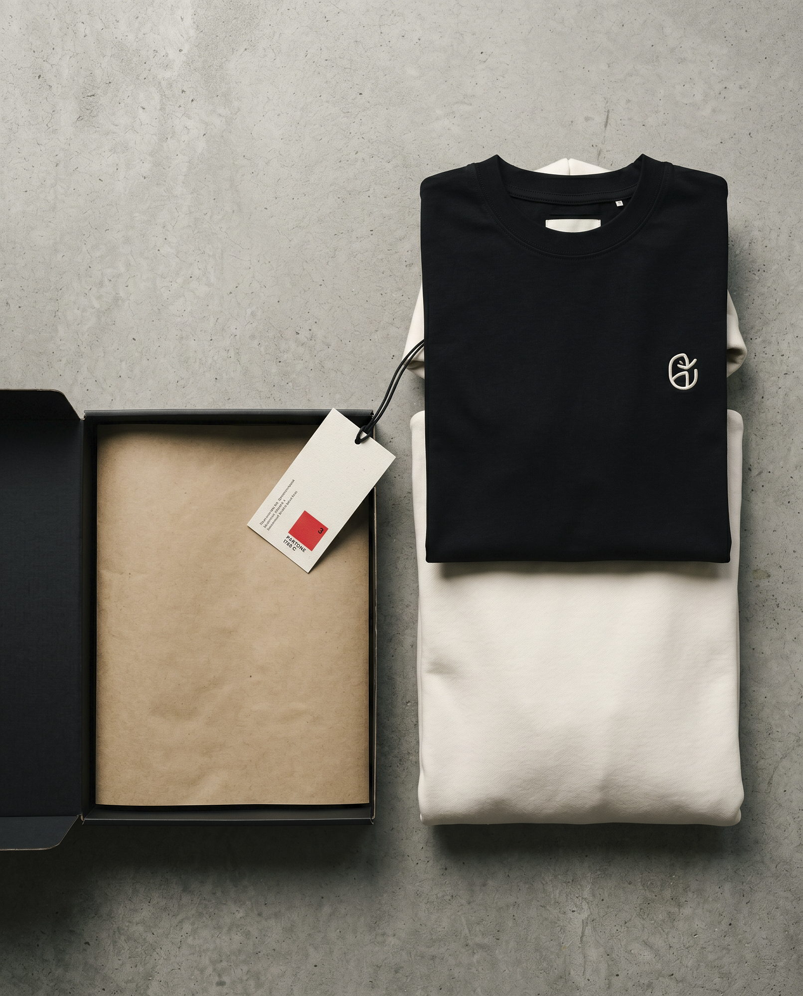 Gestapelte bedruckte Hoodies im Lager — Merch-Produktion